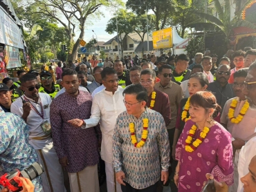 YAB Chow Kon Yeow visited the Thaipusam celebration